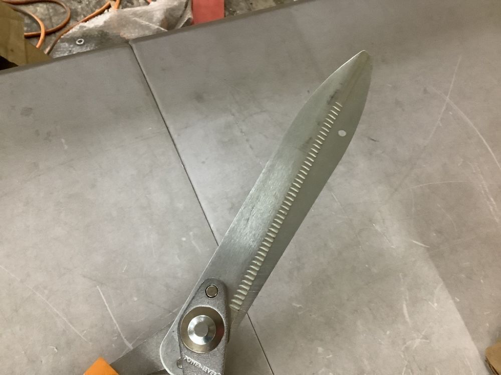 Fiskars 23 in. Power-Lever Softgrip Hedge Shears - Image 4 - Lot 477JF