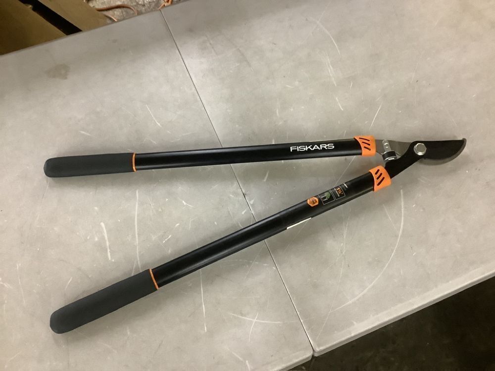 Fiskars 1-1/2 in. Cut Capacity Low-Friction Steel Blade, 28 in. Bypass Lopper with Non-Slip Handles - Image 2 - Lot 478JF
