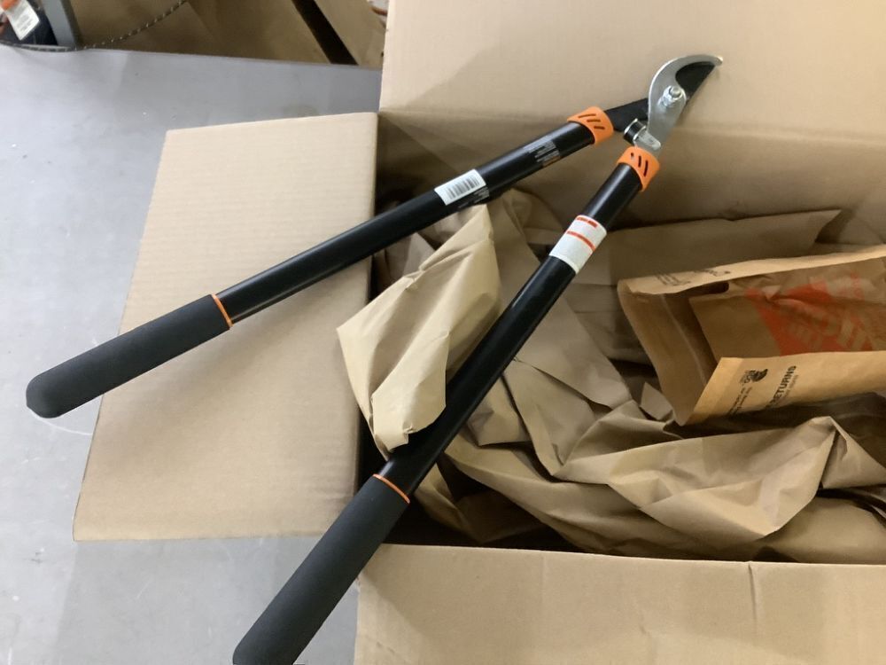 Fiskars 1-1/2 in. Cut Capacity Low-Friction Steel Blade, 28 in. Bypass Lopper with Non-Slip Handles - Image 2 - Lot 368JF