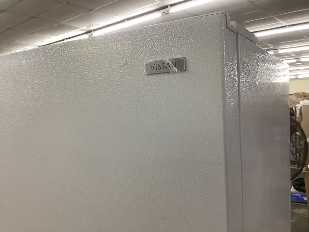Vissani 18 cu. ft. Top Freezer Refrigerator DOE in White - Dented - Image 3 - Lot 10JF