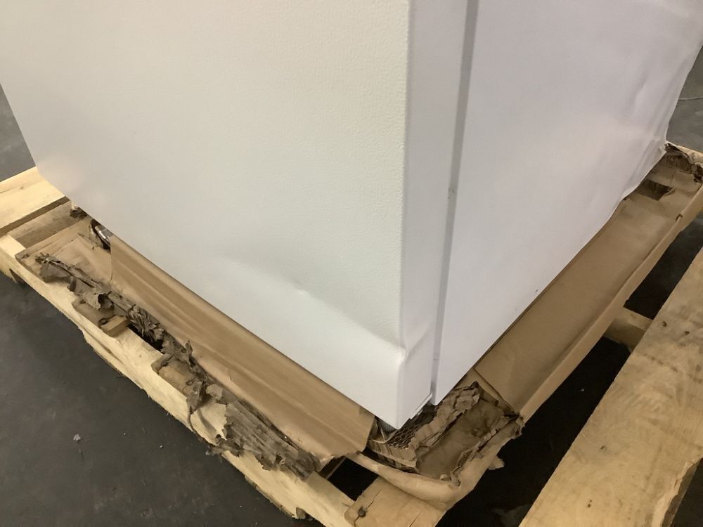 Vissani 18 cu. ft. Top Freezer Refrigerator DOE in White - Dented - Image 4 - Lot 10JF