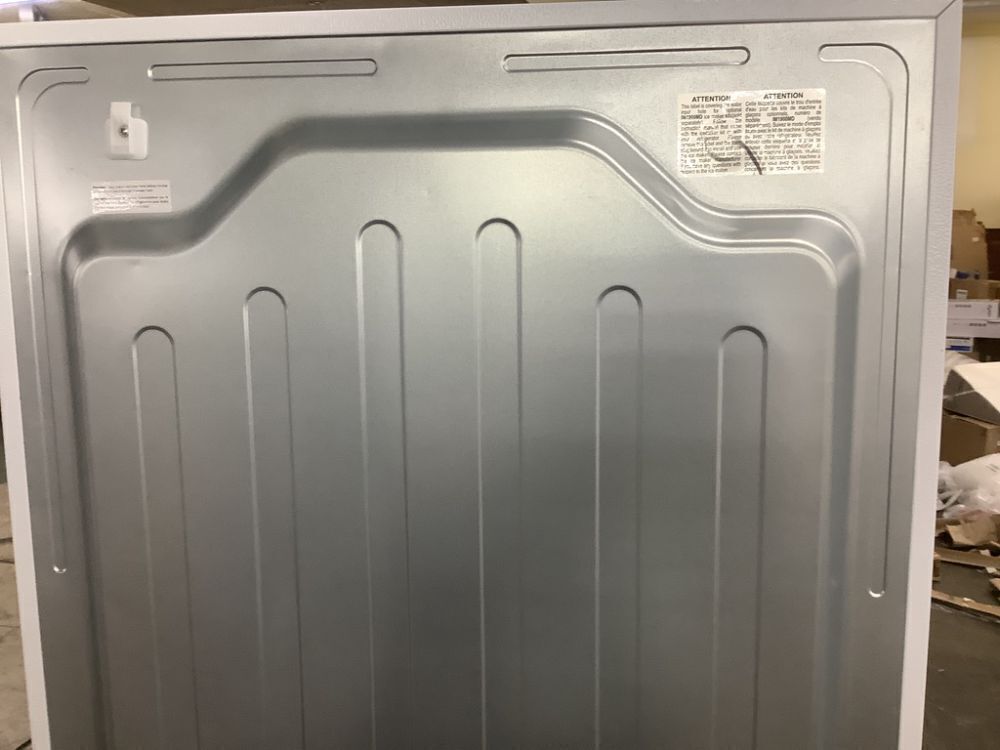 Vissani 18 cu. ft. Top Freezer Refrigerator DOE in White - Dented - Image 6 - Lot 10JF