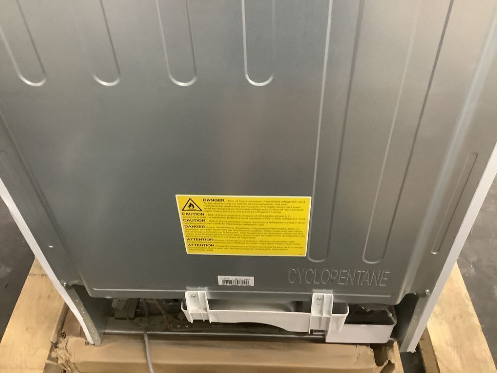 Vissani 18 cu. ft. Top Freezer Refrigerator DOE in White - Dented - Image 7 - Lot 10JF