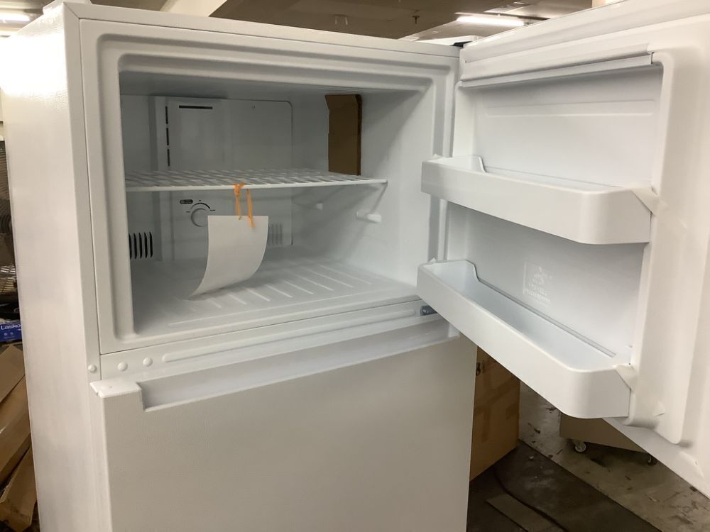 Vissani 18 cu. ft. Top Freezer Refrigerator DOE in White - Dented - Image 8 - Lot 10JF