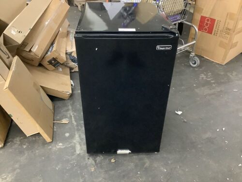 Magic Chef 4.4 cu. ft. Mini Fridge in Black - Scratch & Dent - Lot 57JF