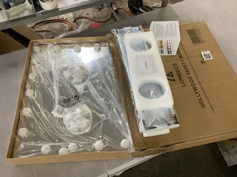 Hollywood Vanity Mirror 20" x 17" - Image 1 - Lot 167