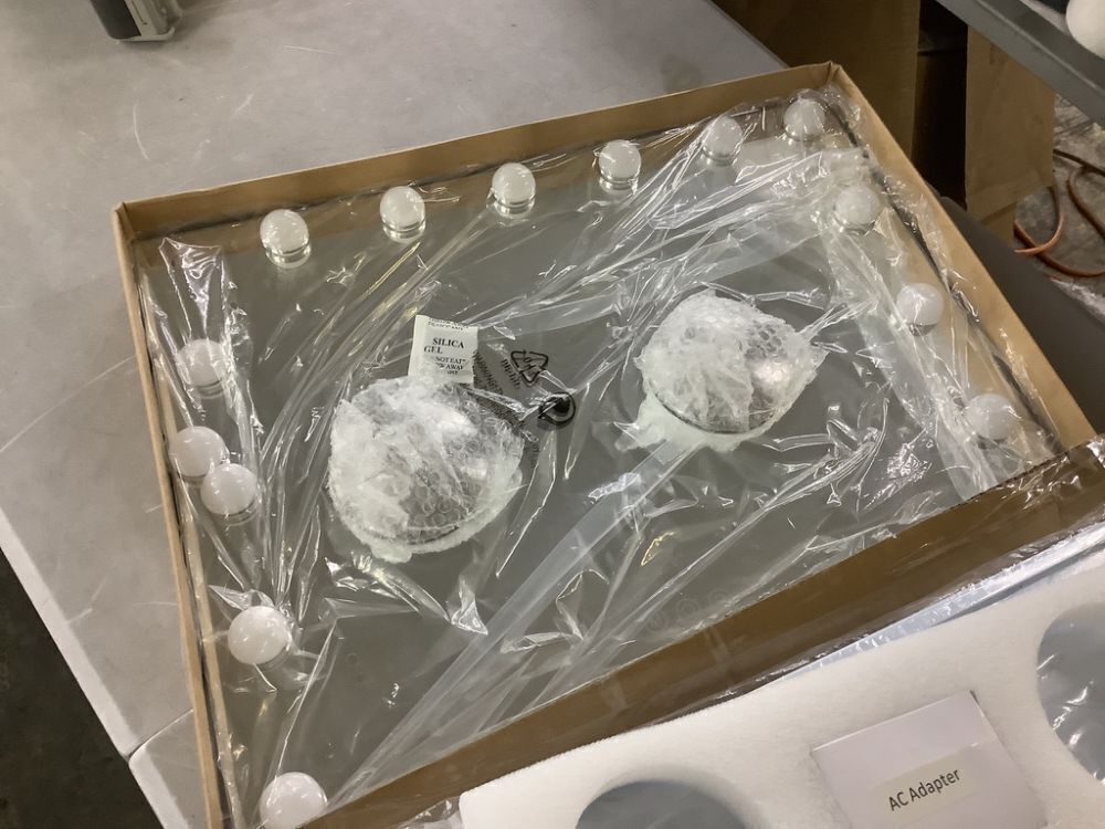 Hollywood Vanity Mirror 20" x 17" - Image 2 - Lot 167