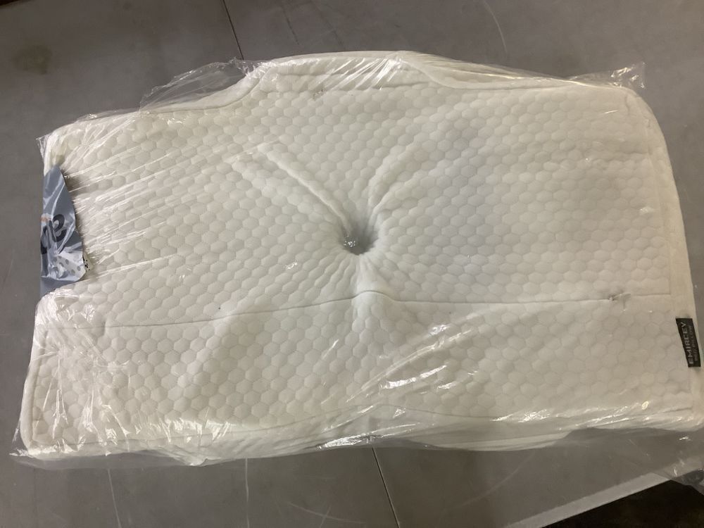 Emircey Bed Pillow - Image 3 - Lot 252