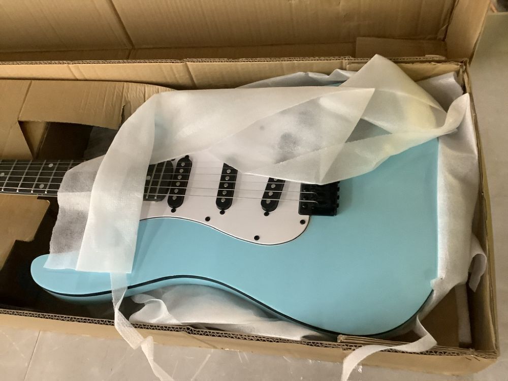 Beginner Electric Guitar Kit w/ Case, 10W Amp, Tremolo Bar - 39in - Image 4 - Lot 454