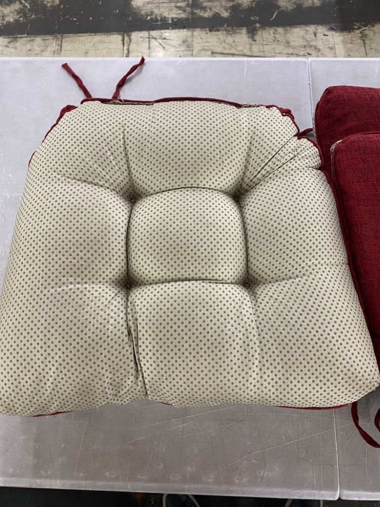 Lot of (4) Chair Cushions with Ties - Image 4 - Lot 528