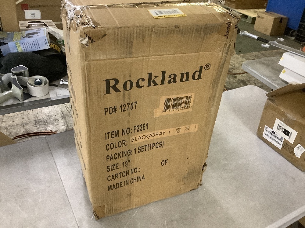 Rockland Pasadena 19 in. Expandable Spinner Carry-On - Image 2 - Lot 219JF