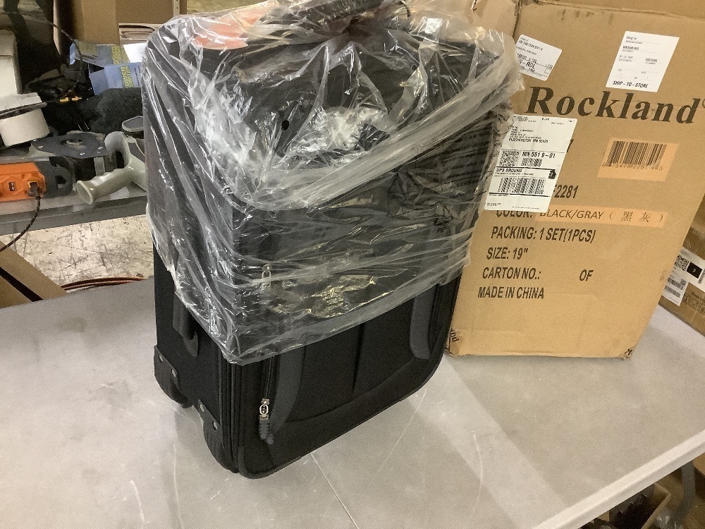 Rockland Pasadena 19 in. Expandable Spinner Carry-On - Image 4 - Lot 219JF