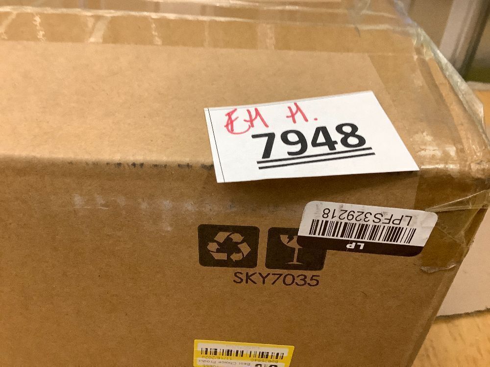 Artificial Green Christmas Tree, Unlit Pine Design w/Easy Assembly 4.5ft - Image 2 - Lot 7948