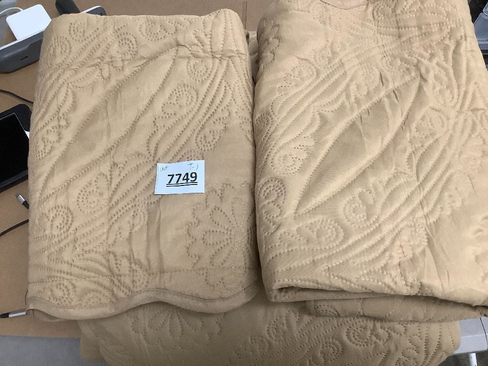 King Size Quilt Bedding Set -beige - Image 1 - Lot 7749
