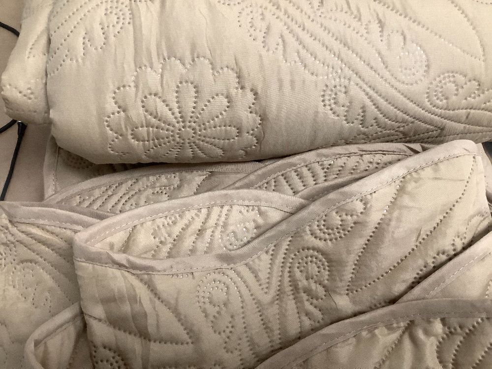King Size Quilt Bedding Set -beige - Image 2 - Lot 7749