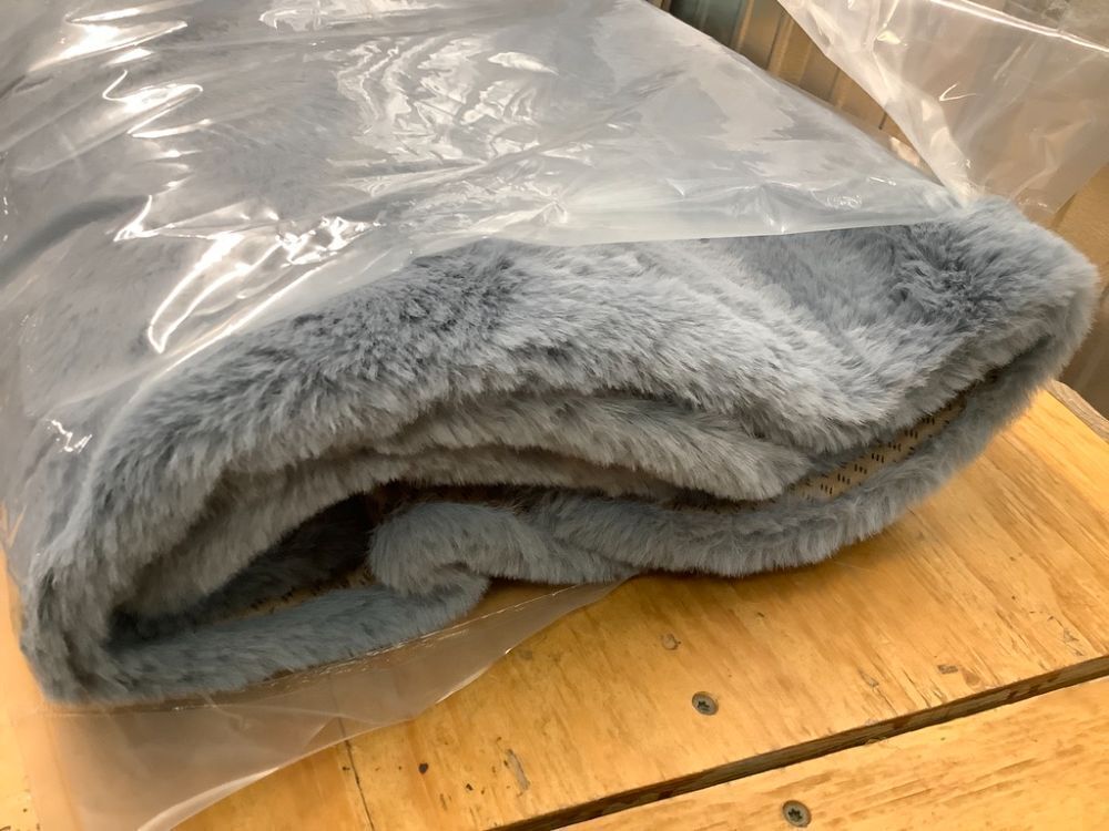 3 pcs/Set Car Seat Covers Fluffy Wool Car Interior Front & Back Seat Cover Soft Sheepskin Seat Cushion Fur Pad Winter Mat Universal Fit (Gray) - Image 2 - Lot 8116