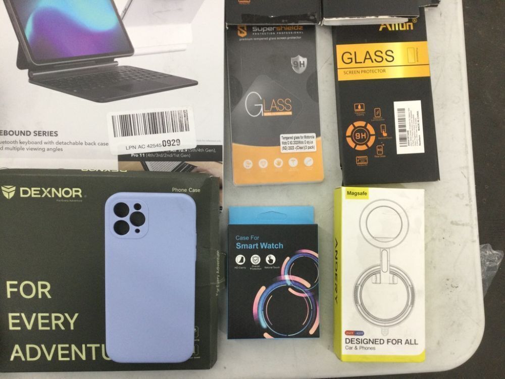 Lot of Small Electronic Accessories - Image 6 - Lot 435