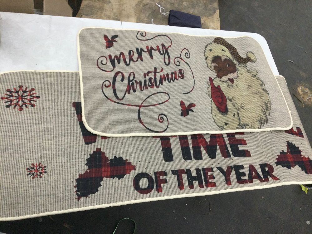 Set of 2 Christmas Rugs - Image 1 - Lot 441