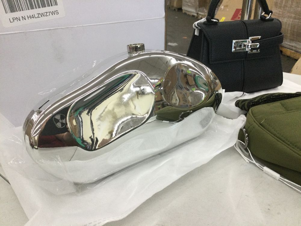 Lot of (3) Small Hand Bags - Image 2 - Lot 351