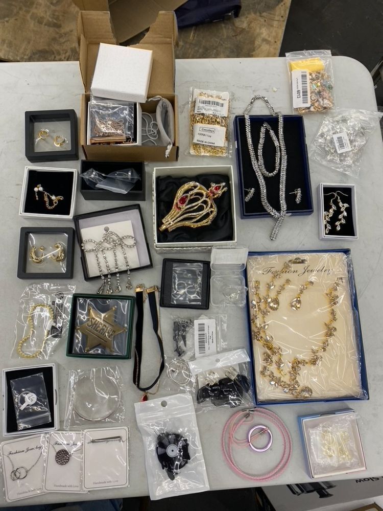Lot of Jewelry & Accessories - Image 1 - Lot 603