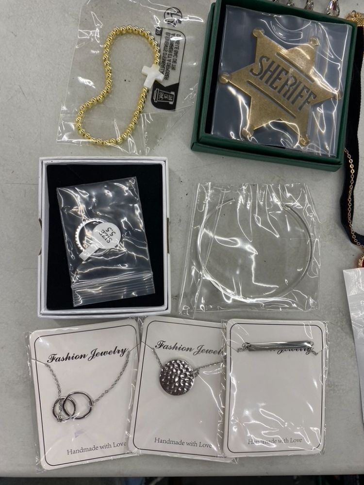 Lot of Jewelry & Accessories - Image 2 - Lot 603