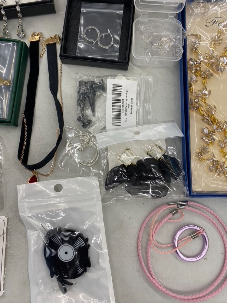 Lot of Jewelry & Accessories - Image 3 - Lot 603