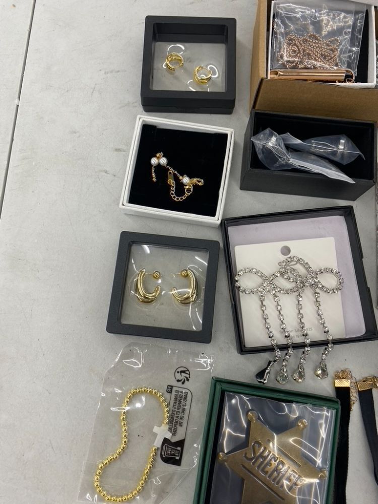 Lot of Jewelry & Accessories - Image 7 - Lot 603