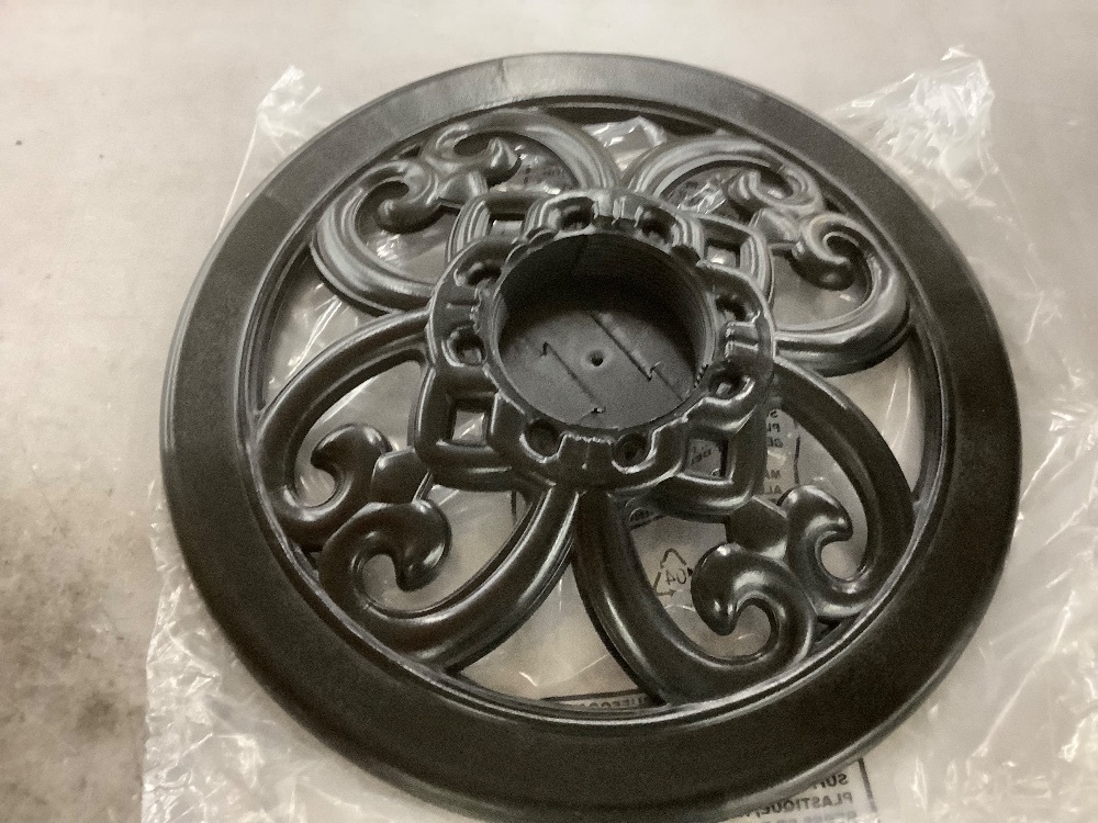 Vintage Outdoor Garden Bird Bath w/ Fleur-de-Lis Accents - Image 5 - Lot 492