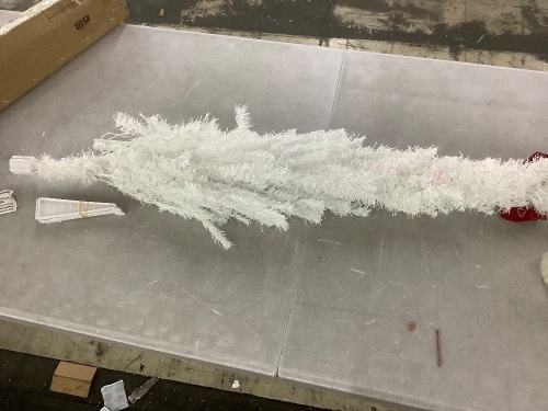 4ft Pre-lit Tinsel Christmas Tree - Lot 687