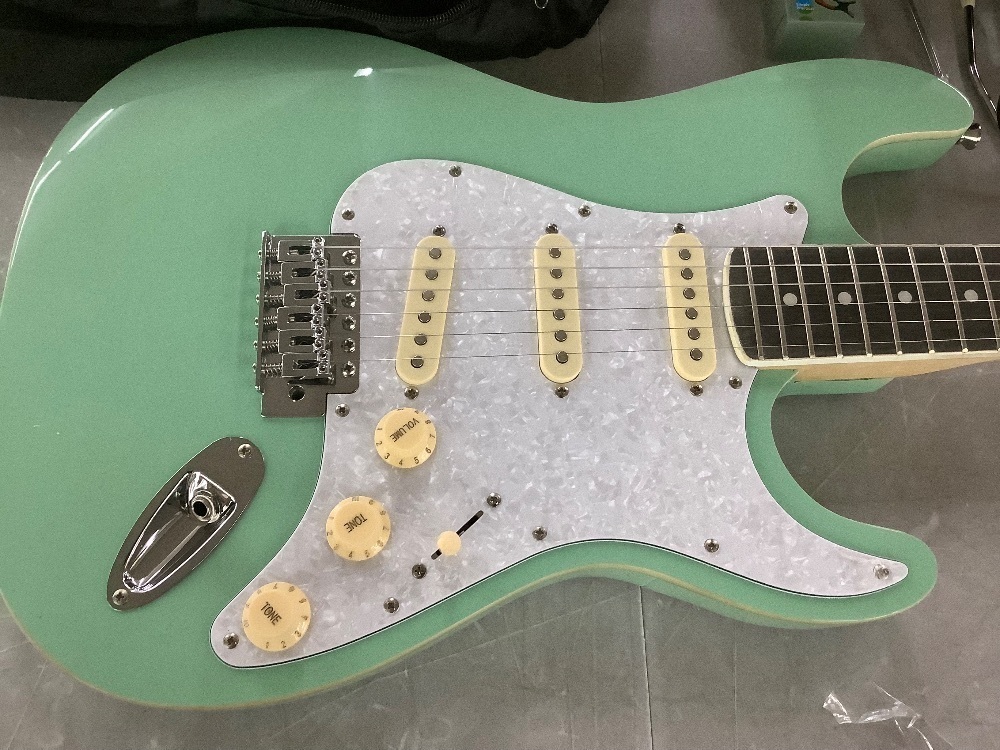 Beginner Electric Guitar Kit w/ Case, 10W Amp, Tremolo Bar - 39in - Image 3 - Lot 295