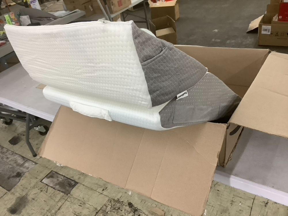 Bed Wedge Pillow Set - Image 4 - Lot 781