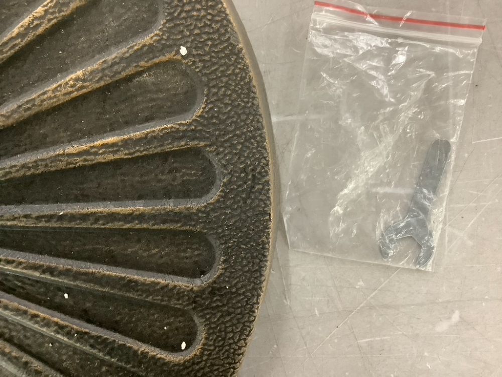 Sunnyglade 18" 30.2-lbs Heavy Duty Round Antiqued Umbrella Base - Bronze - Image 5 - Lot 608