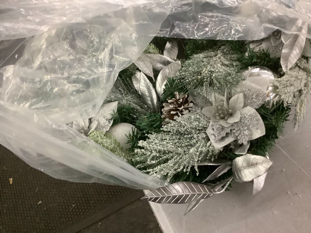 WANNA-CUL Pre-Lit 24 Inch Lighted Christmas Wreath with Silver White Christmas Ball Ornaments and Poinsettia Flowers - Image 4 - Lot 326