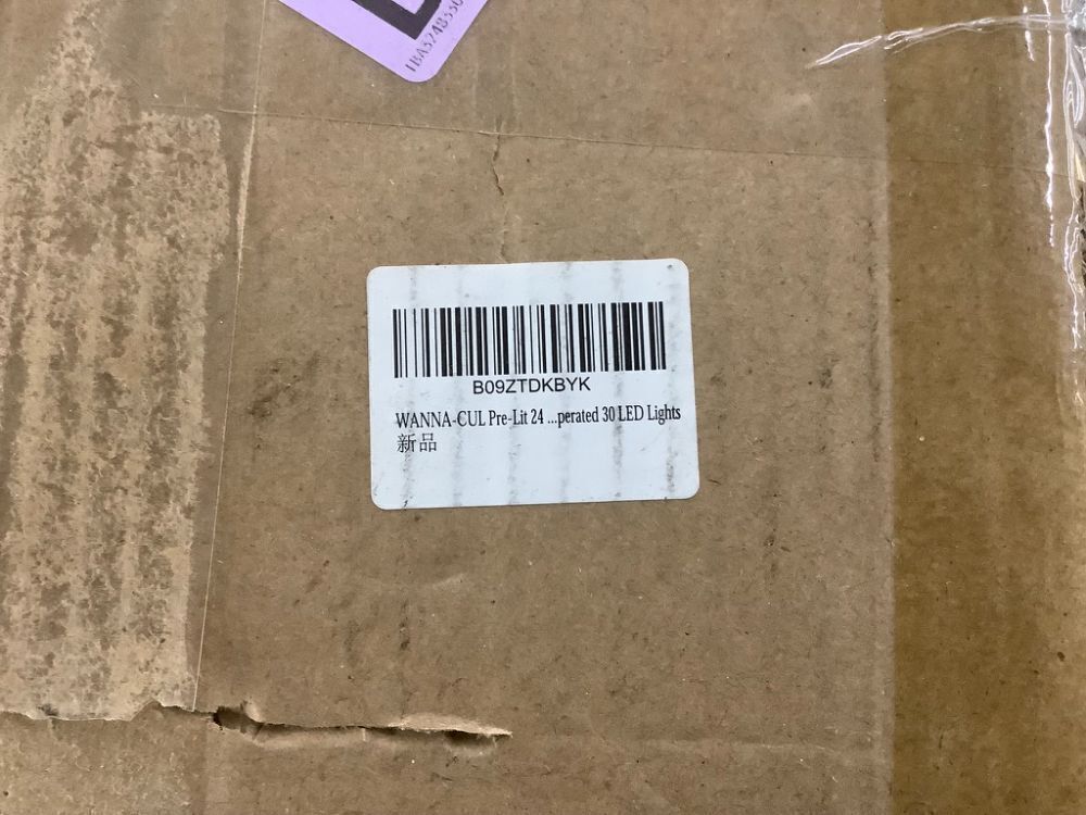 WANNA-CUL Pre-Lit 24 Inch Lighted Christmas Wreath with Silver White Christmas Ball Ornaments and Poinsettia Flowers - Image 5 - Lot 326