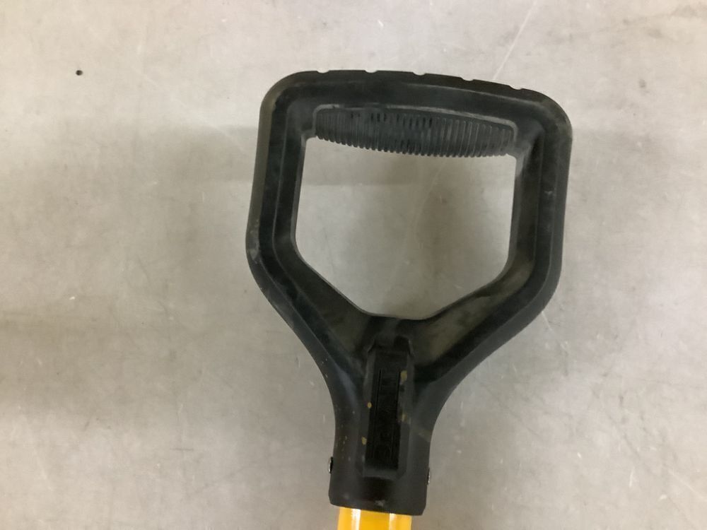 DEWALT 32 in. Carbon Steel Blade Ice Scraper - Image 3 - Lot 773JF