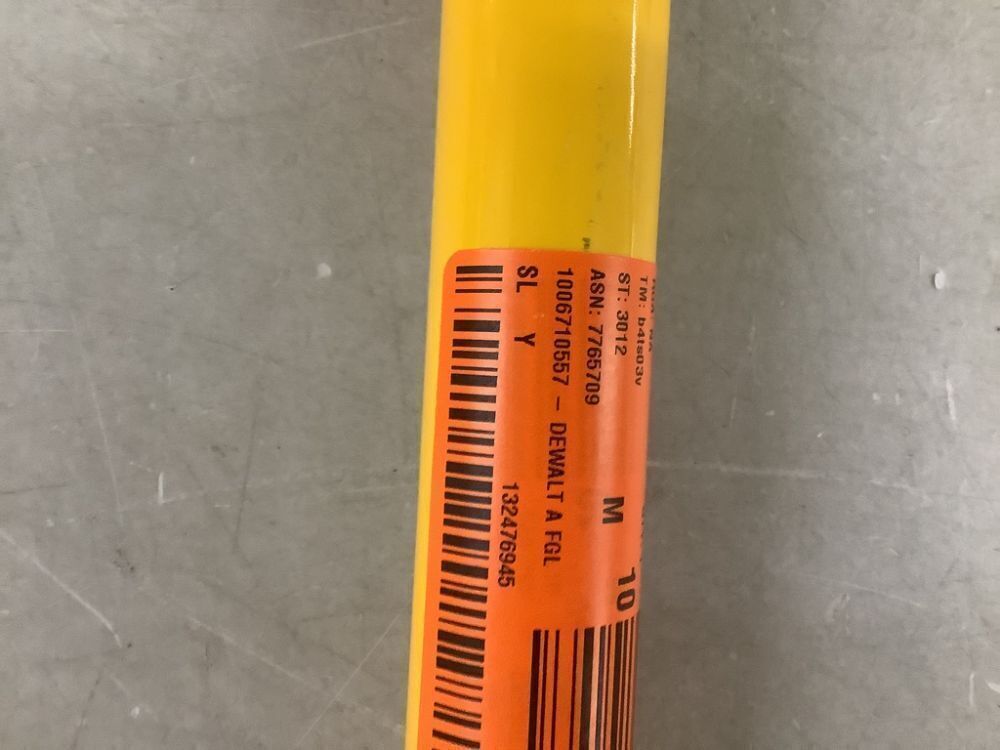 DEWALT 32 in. Carbon Steel Blade Ice Scraper - Image 4 - Lot 773JF