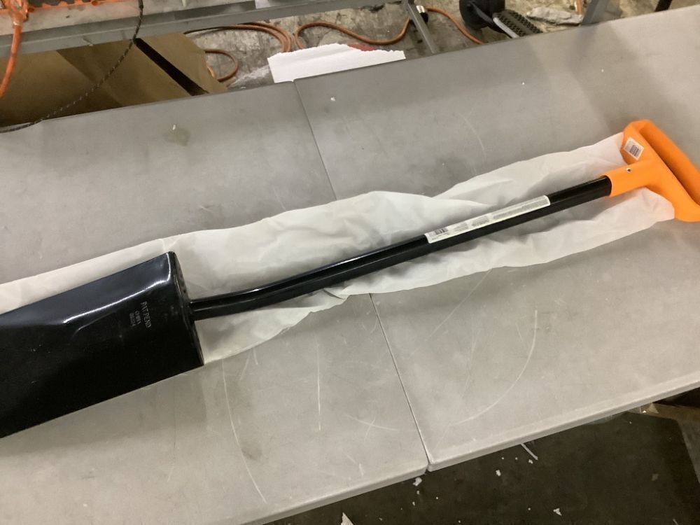 Fiskars Steel D-handle Garden Spade - Image 5 - Lot 774JF