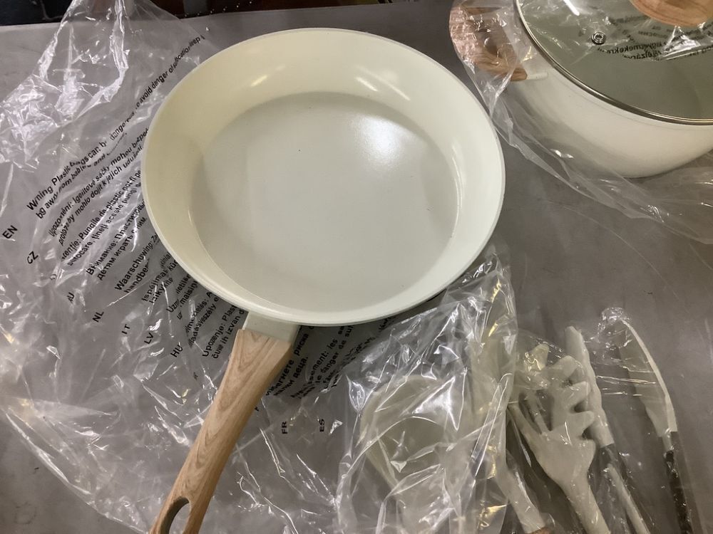 Pots & Pans Set - Image 2 - Lot 167JF