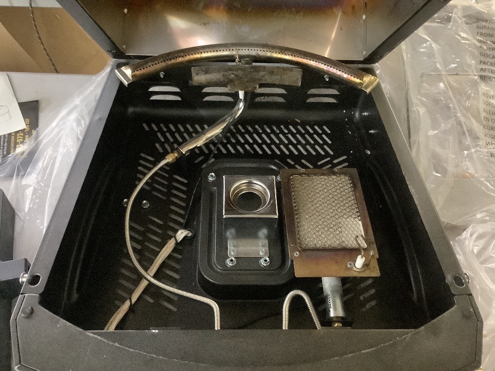 HALO Versa 16 Dual-Burner Propane Outdoor Pizza Oven - Missing Tray Assembly and A/C Adapter - Image 5 - Lot 104JF