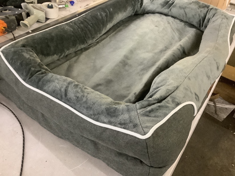 Chez Paw Dog Bed - Image 2 - Lot 220