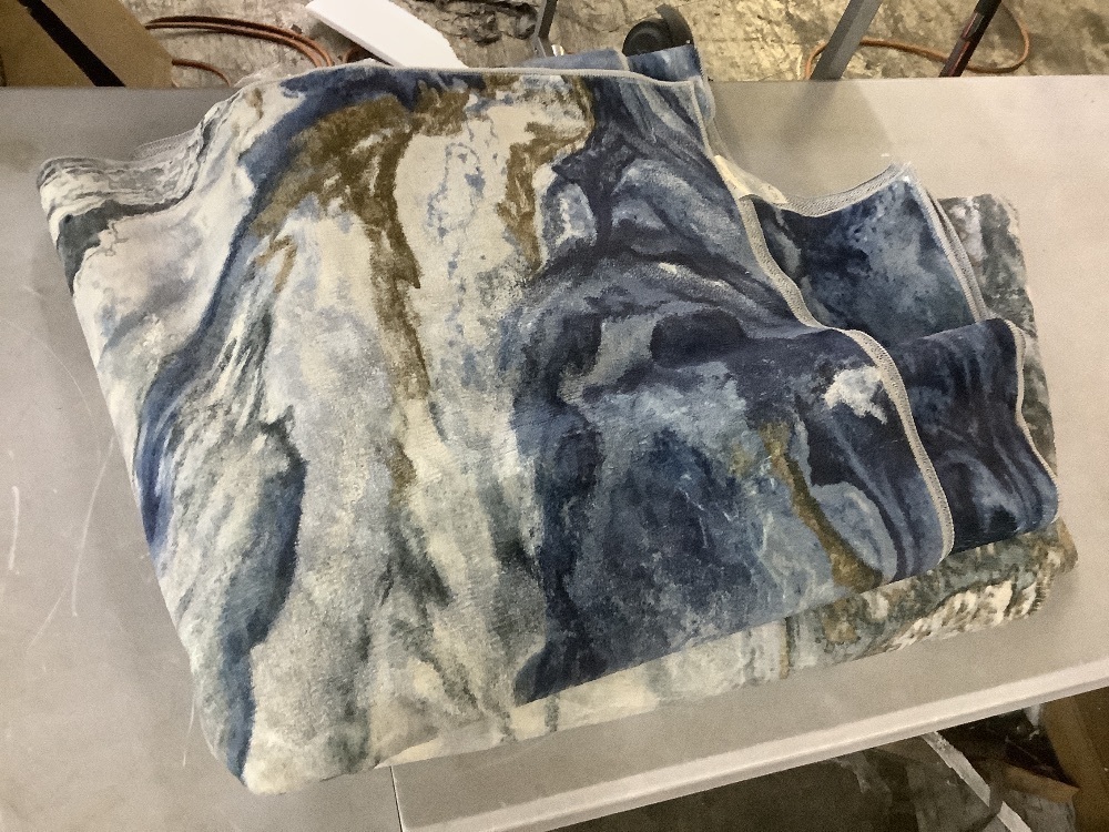 8 x 10 Area Rug - Image 2 - Lot 548