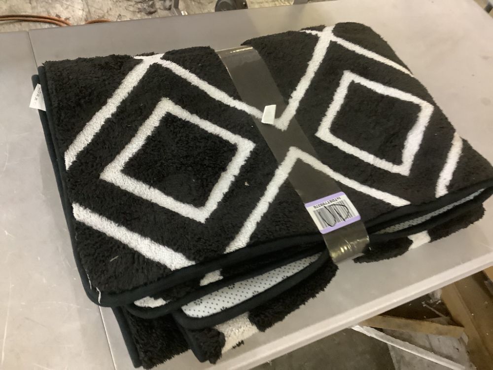 Area Rug, 5' x 7' - Image 1 - Lot 467JF