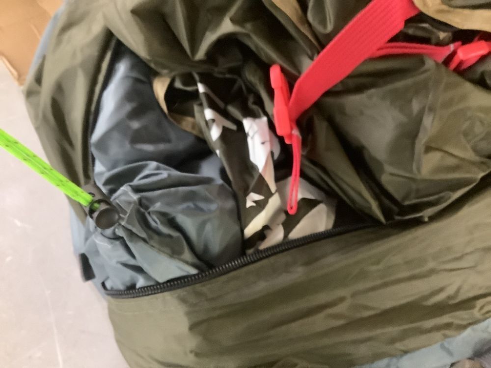 Three Bears 6-Person 3000mm Waterproof Double-Layer Tent with Room Dividers - Image 4 - Lot 464