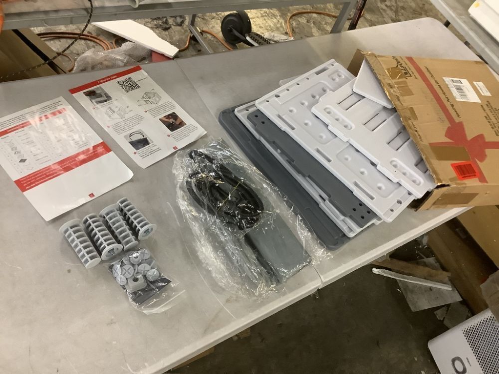 Large Plastic Heated Cat House for Outside Cats - Image 2 - Lot 472