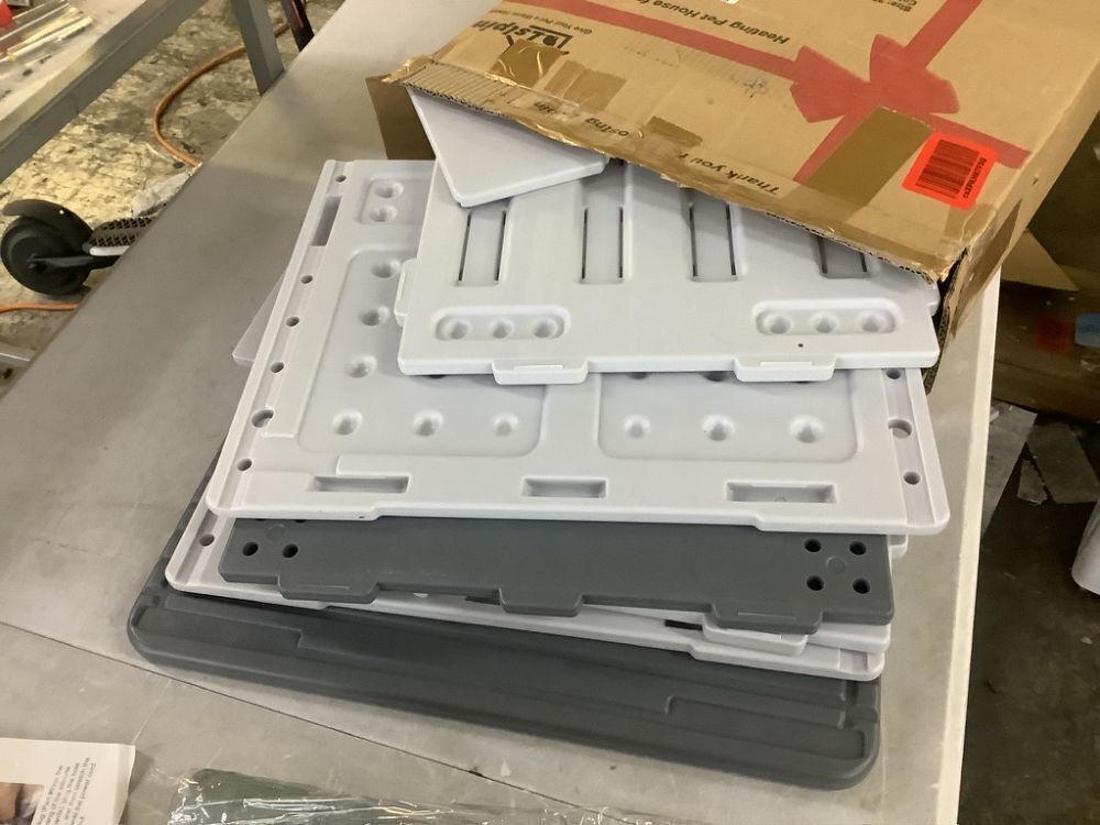 Large Plastic Heated Cat House for Outside Cats - Image 3 - Lot 472