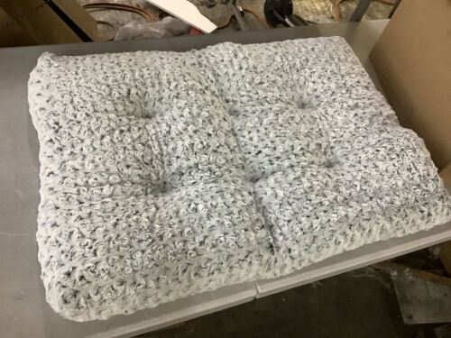 Pet Bed, 35" x 23" - Lot 646