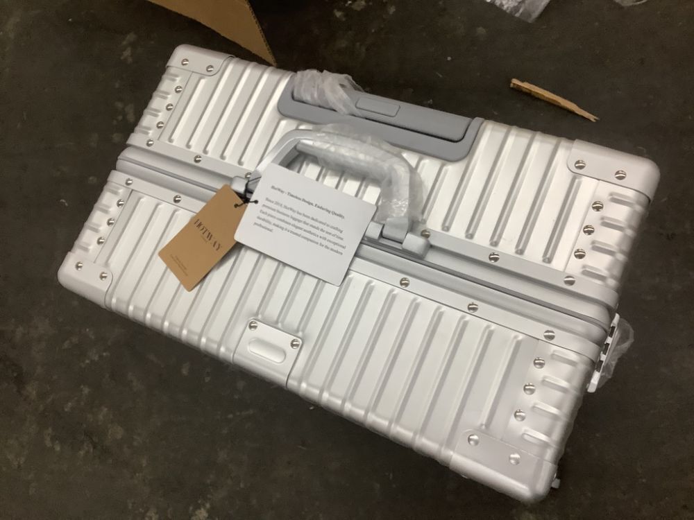 HotWay 28 Inch Checked Luggage with Aluminum Frame - Image 4 - Lot 149JF