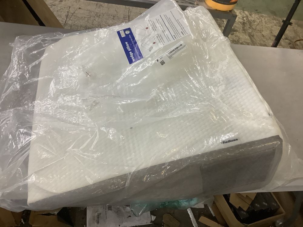 Bedluxe 10" Bed Wedge Pillow - Image 2 - Lot 635