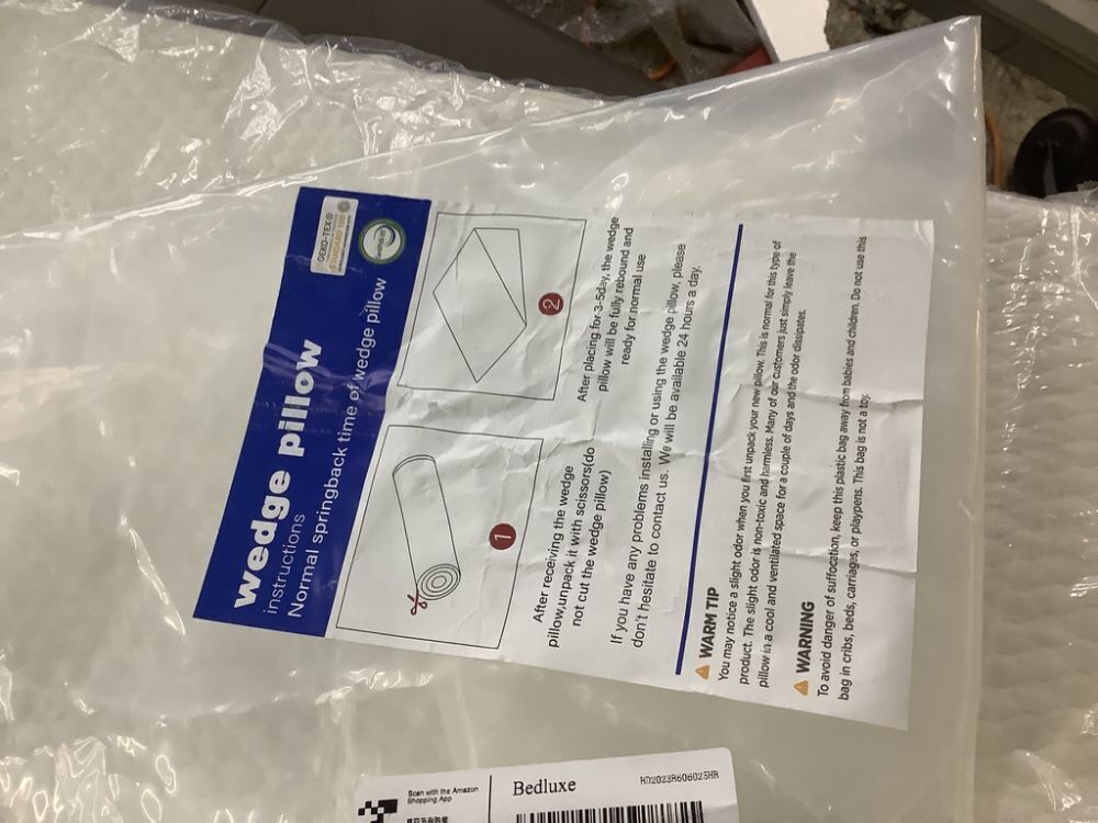 Bedluxe 10" Bed Wedge Pillow - Image 5 - Lot 635