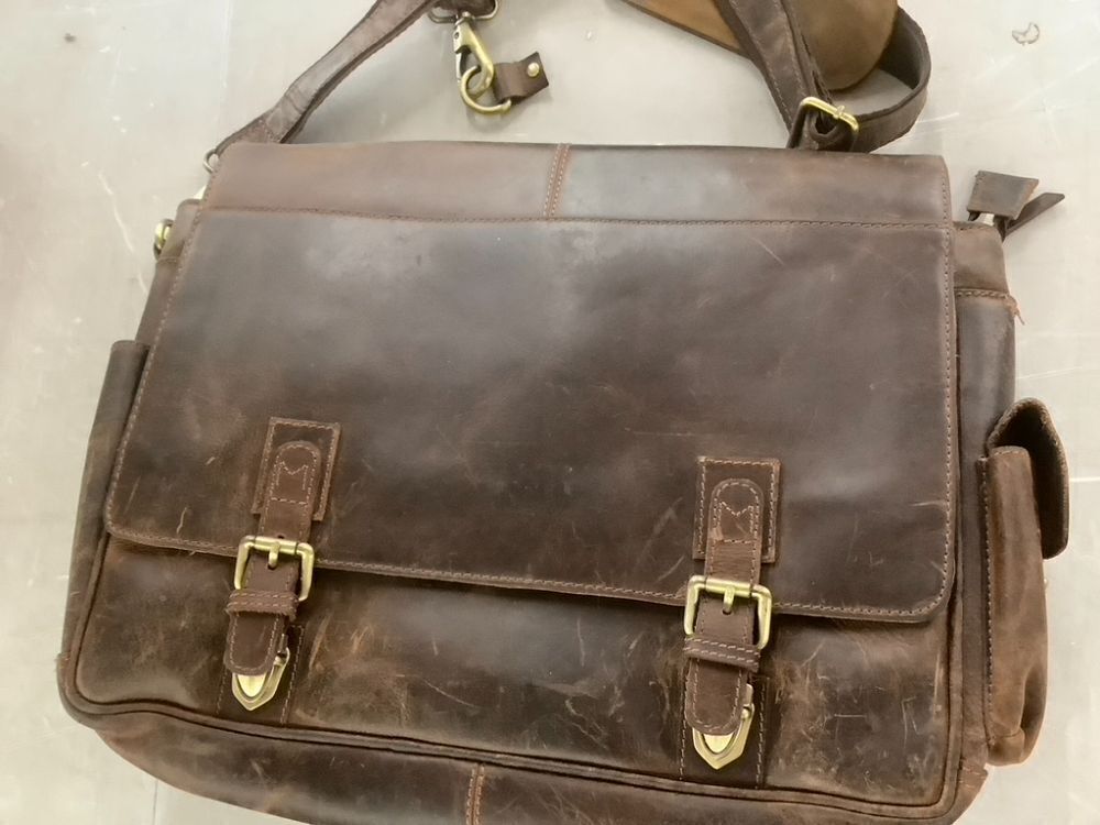 Leather Shoulder Bag - Image 2 - Lot 707